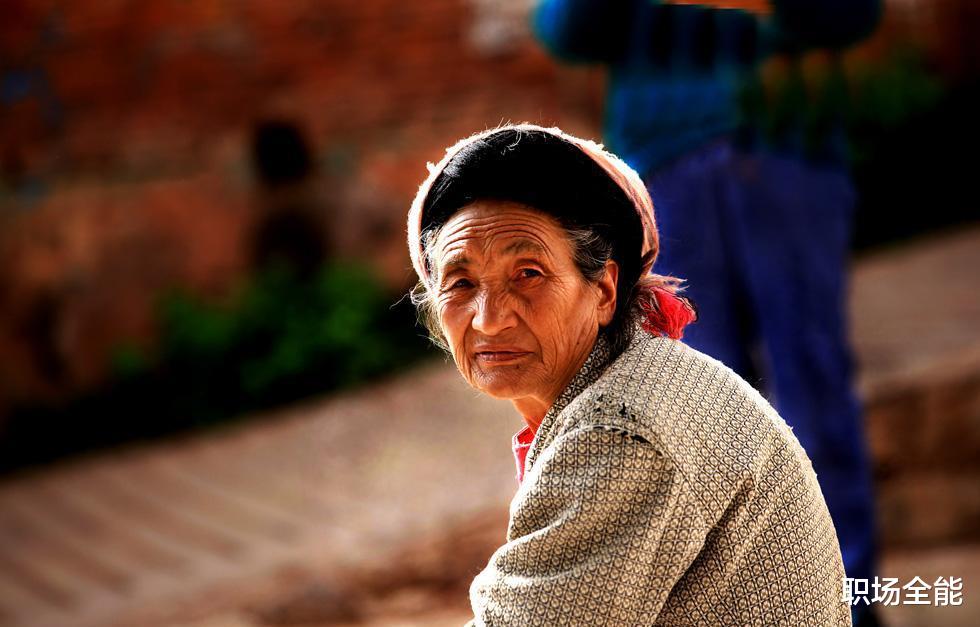 职场全能 同事问：父母是农民，60多岁了，没有养老保险，以后该咋办？