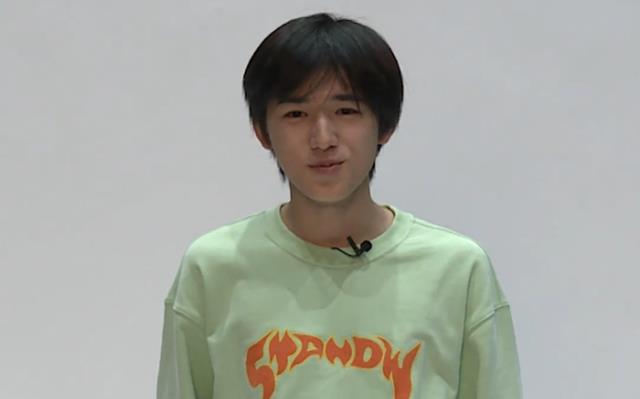 宋亚轩|宋亚轩素颜后台被抓拍，看清生图镜头下的脸部状态，确定是17岁？