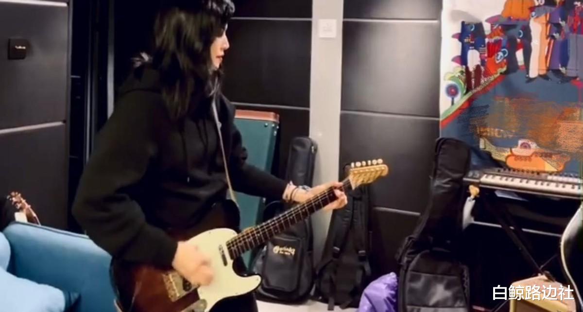 张钧甯|42岁姚晨新剧路透曝光！化烟熏妆气质大变，对男演员撇嘴皱纹明显