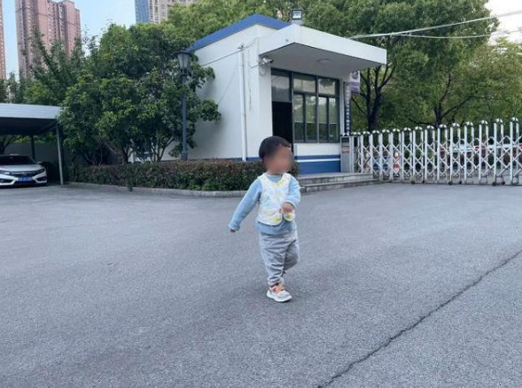 娱事新看点 男子15万8卖掉和前妻生育的亲生儿子，带着现任妻子游山玩水，到处挥霍