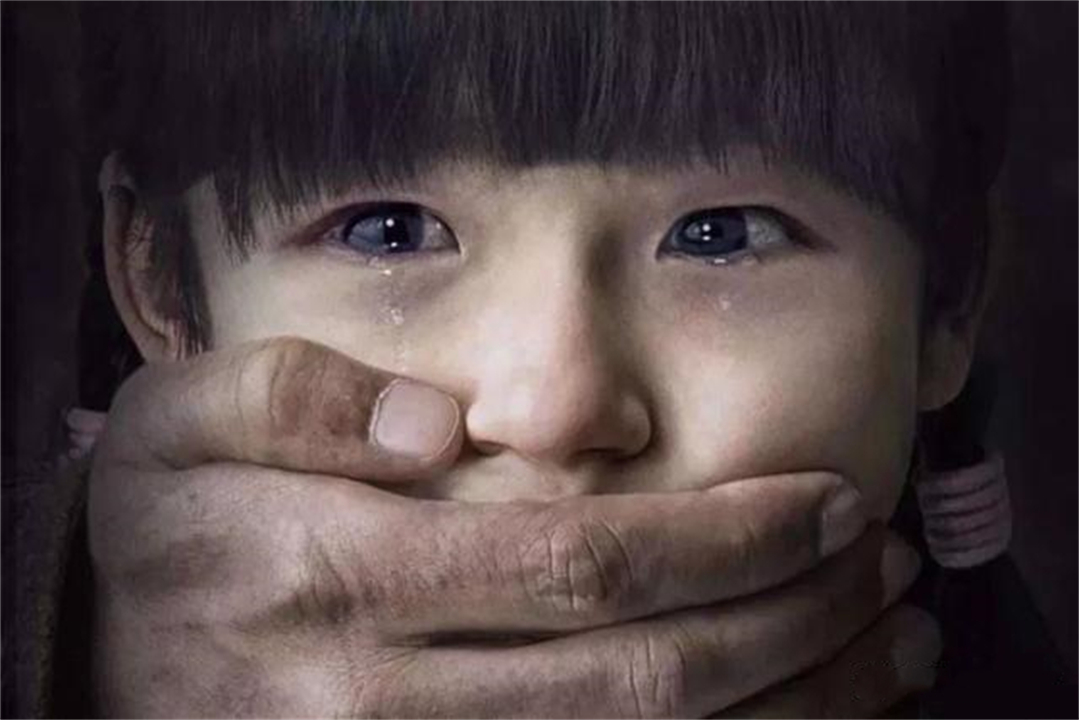 爸妈盒子|一张牛奶盒上的失踪儿童照片,揭开女孩的身世之谜,一家终于团圆