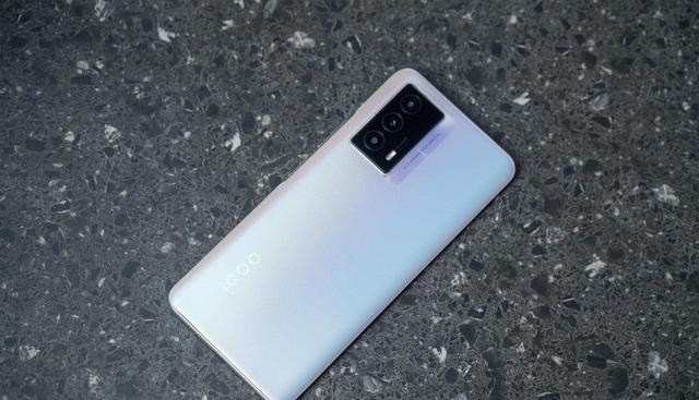 摩托罗拉|12+512G！独显芯片+6000mAh，iQOO Z6实力不容小觑
