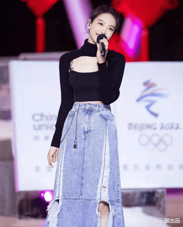 宋茜|宋茜登台演出旧照曝光，穿破洞牛仔裙扎丸子头，少女感十足