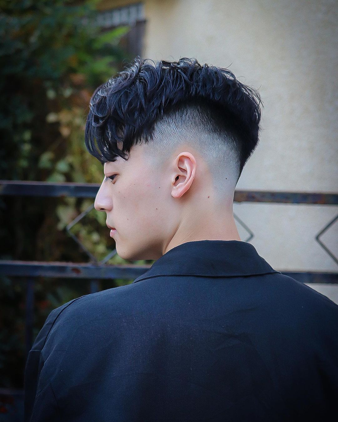 男士发型 2022新年最火男发16款，两侧推短头顶抓抓就是不一样，剪就对了