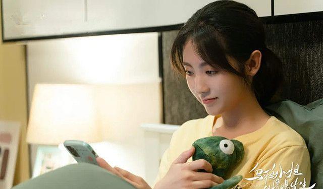 邢菲|邢菲《乌鸦小姐》没播完，又有一部新剧将播，男主颜值演技在线