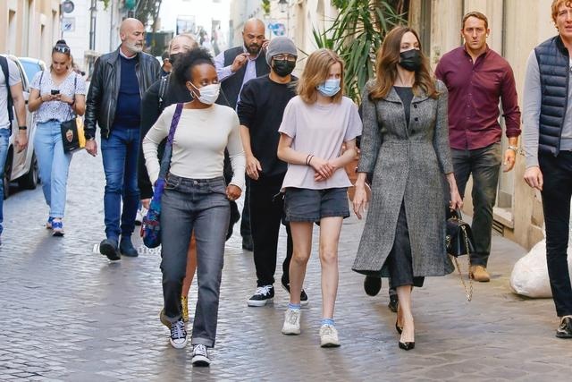 朱莉|46岁朱莉太美了！穿黑色皮裙秀好身材，网友：姐姐好辣