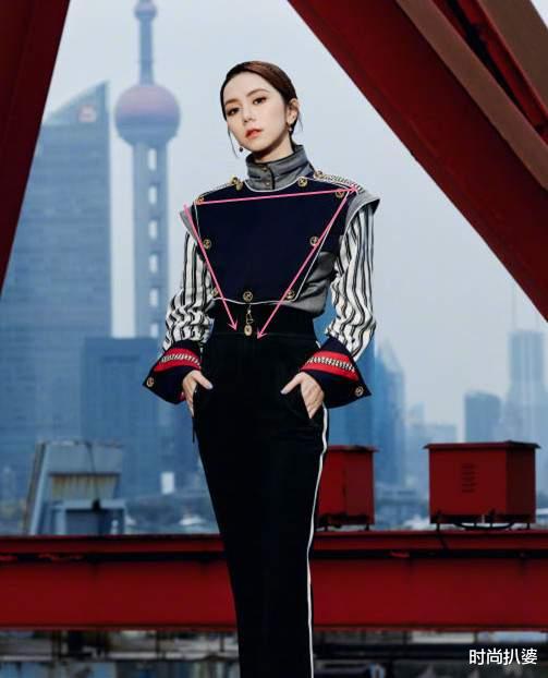 邓紫棋|邓紫棋真的逆袭了?同场遇上热巴刘亦菲也不输,穿搭时髦显比例