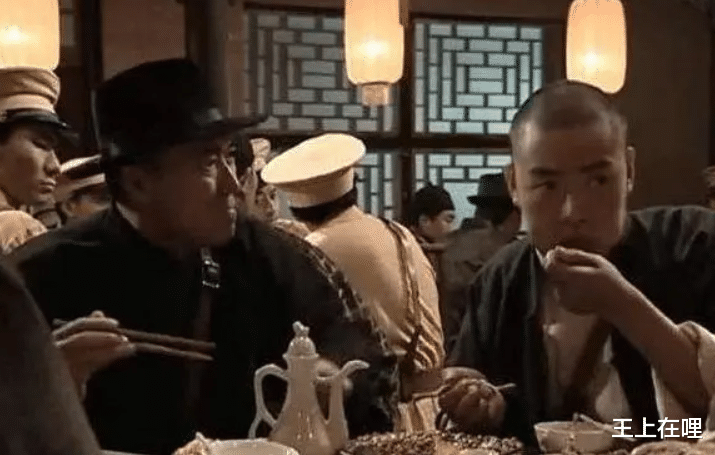 李云龙|同样是魏和尚吃酒席:老版狼吞虎咽用手抓,看到新版:开玩笑呢?