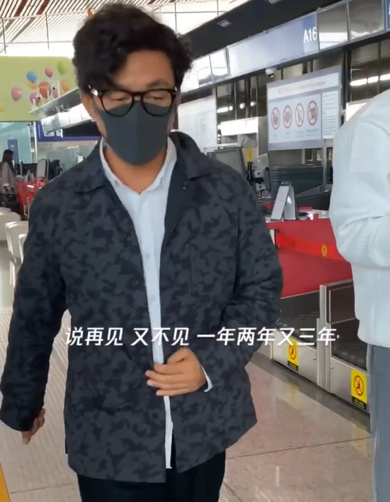 王宝强|王宝强近况消瘦，穿着单薄走机场，打扮低调无人识