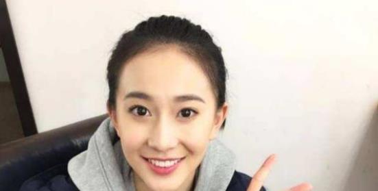 |她凭一张挺胸照爆红，却因发育太快退役，拒绝娱乐圈后去当教练