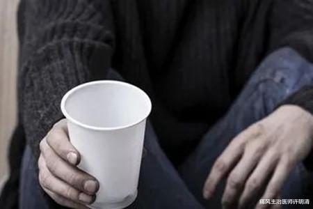 痛风主治医师许明清 痛风“炎”重时，痛不欲生，这四个预兆要注意！