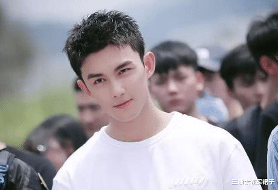 三姨太在买裙子|三岁入行,五岁拍戏,入行16年!“爱情骗子”吴磊的成长史