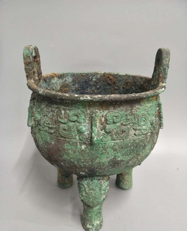 稷山 2021年，山东小伙盗挖稷山墓群，刚拿出1只青铜鼎，稽查人员来了