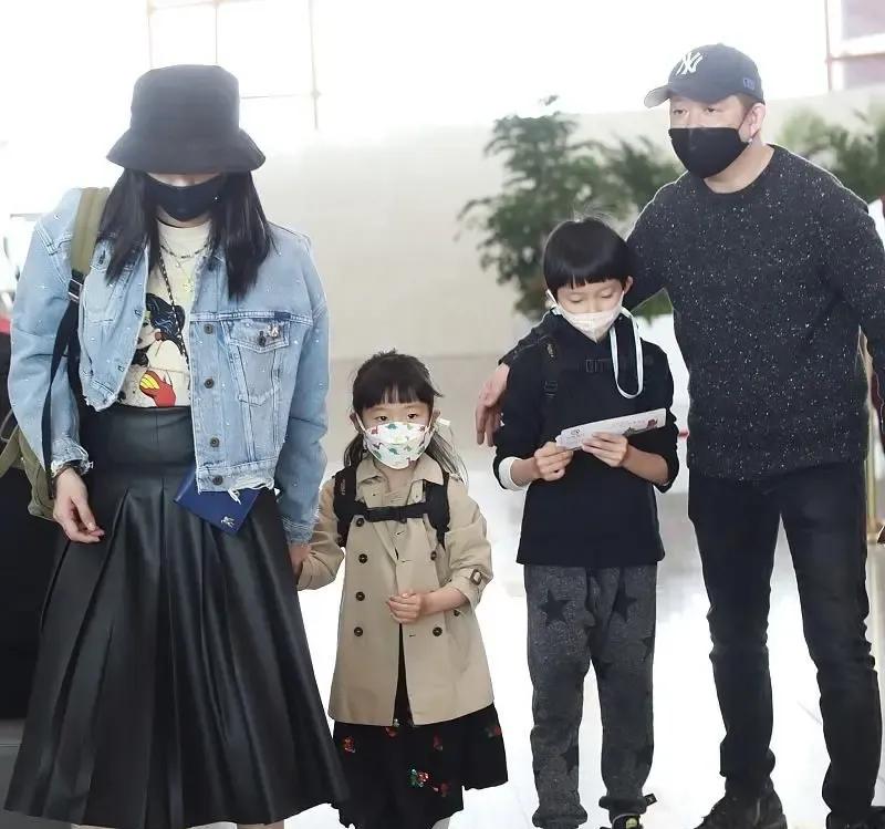 姚晨|姚晨一家走机场！她胖出大肚子，儿子独立女儿长在爸爸身上超宠溺