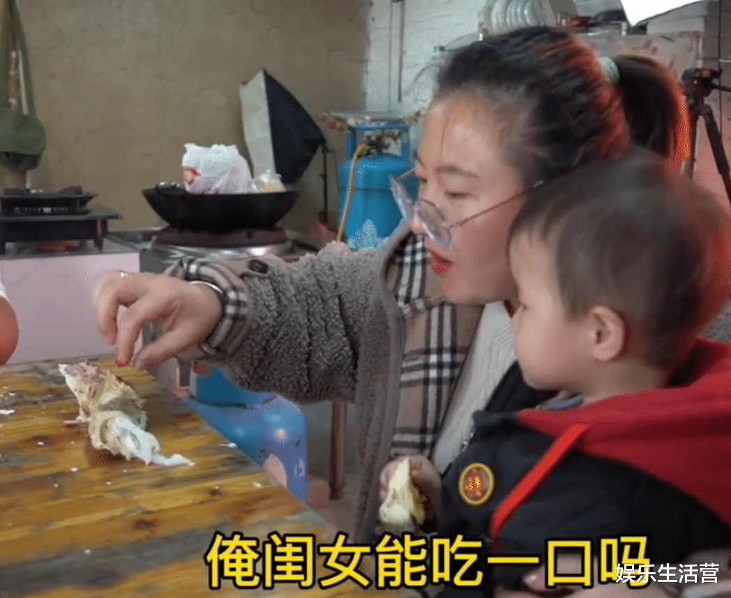 |胖猴仔携全家出镜，妈妈戴珍珠宝石打扮像贵妇，全家只有他穿短袖