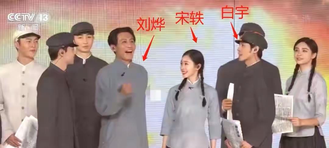 刘诗诗|刘诗诗登上新闻联播，穿民族服饰白到发光，回眸一笑好惊艳啊！