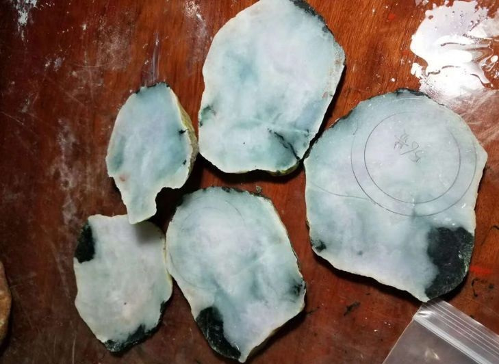 翡翠|7千入手的翡翠全赌料，切出春带彩，成品起货后略有小涨！