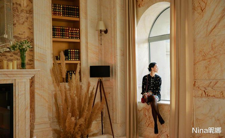 周迅|周迅罕见参加电影酒会，高调穿黑丝袜配彩虹短裙，面色红润超富态