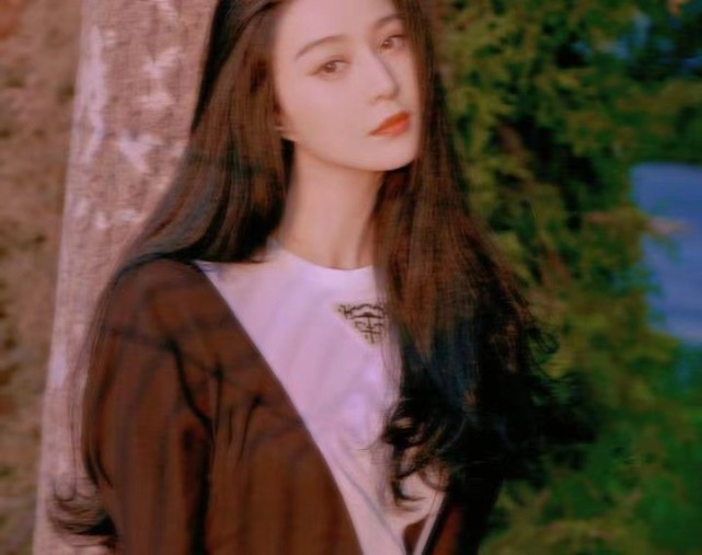 时尚风行派 范冰冰私下高调秀美貌!穿撞色裙背一万七的包拍写真,巨星范十足