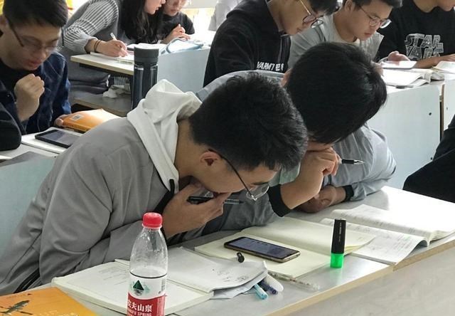 家中大小宝|校园里出现“佛系大学生”,不进学生会也不加社团,老师也没办法