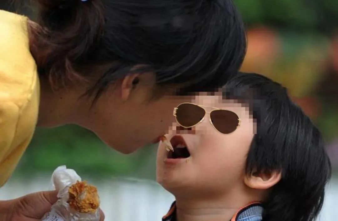饭饭妈妈育儿|你的“送命式”喂饭正在拖垮娃的脾胃,快停手吧,娃快承受不住了