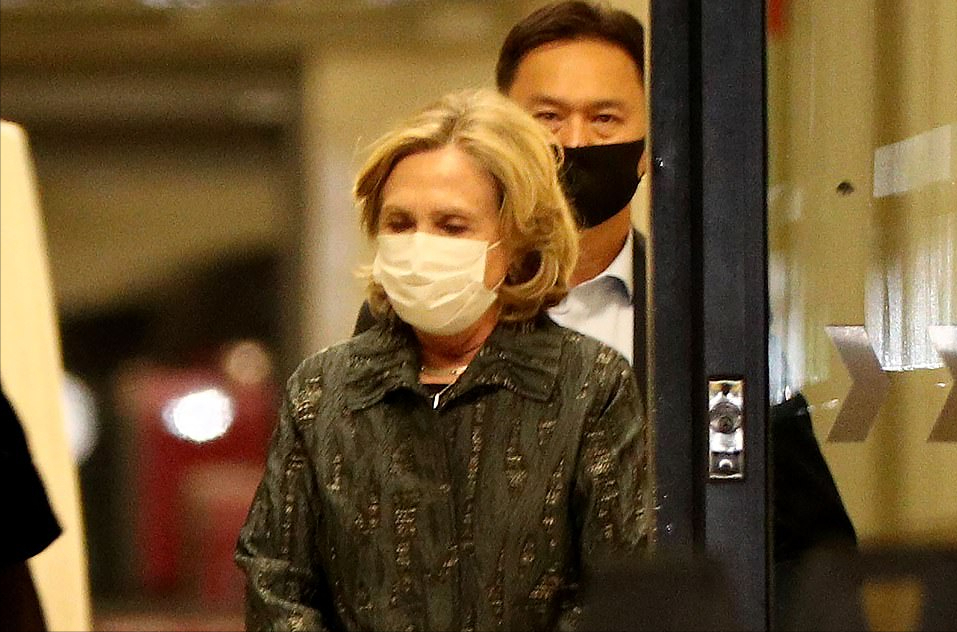 全球时尚风行 希拉里现身ICU看望克林顿！穿一身印花衣好时髦，愁眉紧锁好忧愁