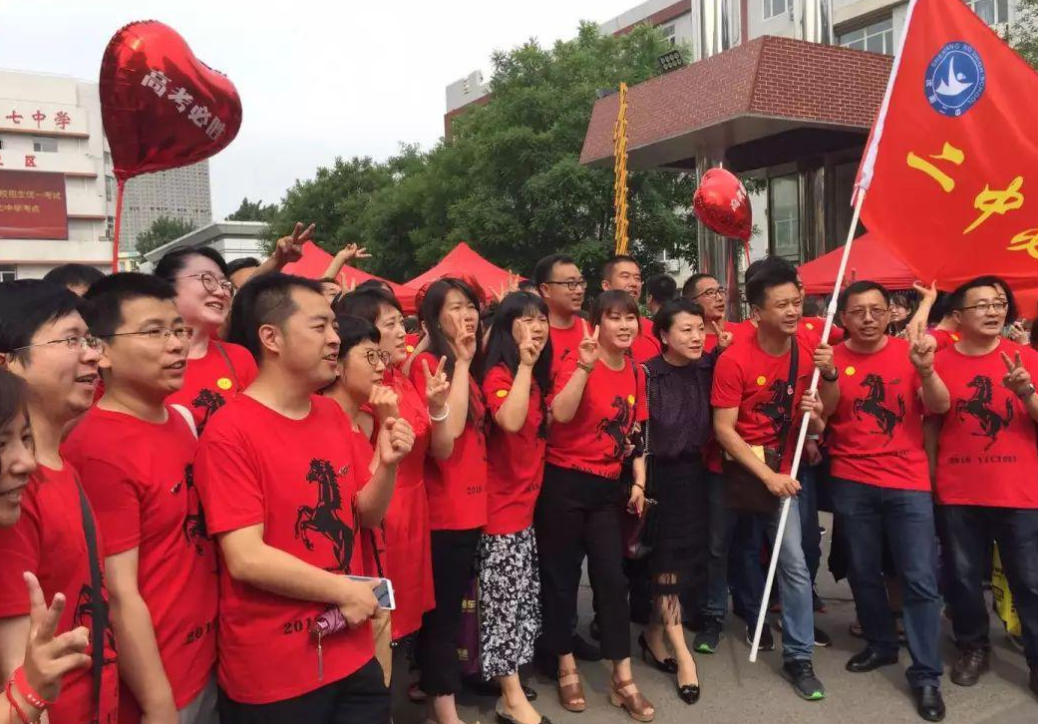 中学|高考首日家长穿衣经验，旗袍寓意旗开得胜，被称为最硬核应援