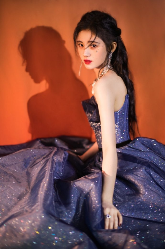 何有强 鞠婧祎毫不在意身高，穿旗袍竟然意外惊艳，不愧是“四千年美女”