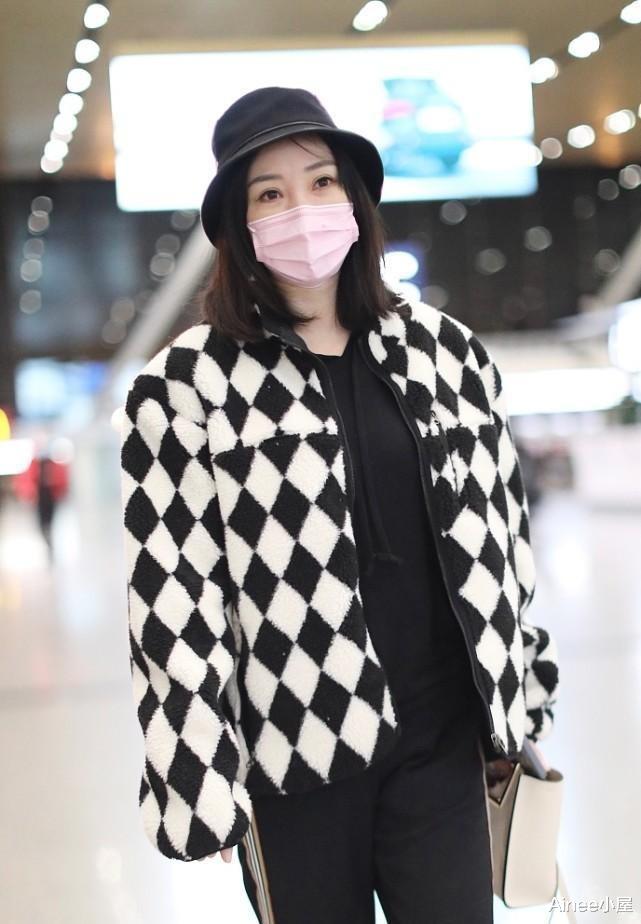 赵本山|柳岩打扮得挺温暖的,格纹外套配校服裤,上下身胖瘦差别挺大