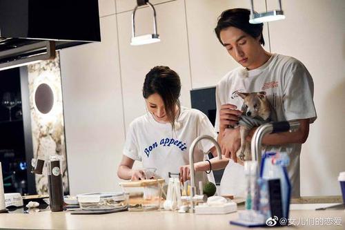 舜网 萧亚轩男友被狗咬后首现身 两人依偎亲吻场面甜