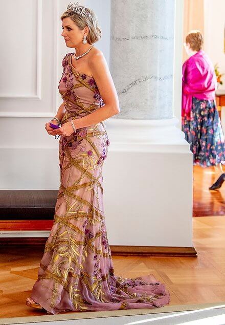 全球时尚风行|荷兰50岁王后一鸣惊人!紫花金竹拖尾裙霸气,可惜虎背熊腰姿态差