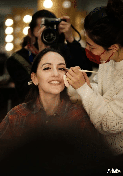 秦岚|刘烨晒全家福为老婆庆生，一家四口包场看电影，诺一瞪眼帅气搞怪