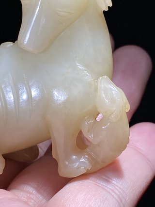 和田玉籽料|明 和田玉籽料 白玉 子母兽 把件 摆件