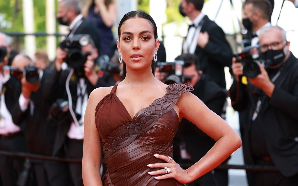 BiuFashion|C罗女友的身材真是让人羡慕，饱满立体线条十足，穿裙装很撩人