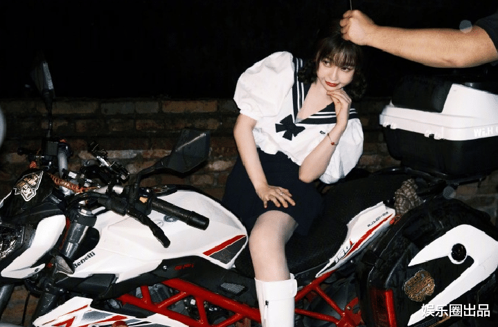 写真|虞书欣骑机车拍写真，穿水手服化身机车女神，3小时点赞量破15万