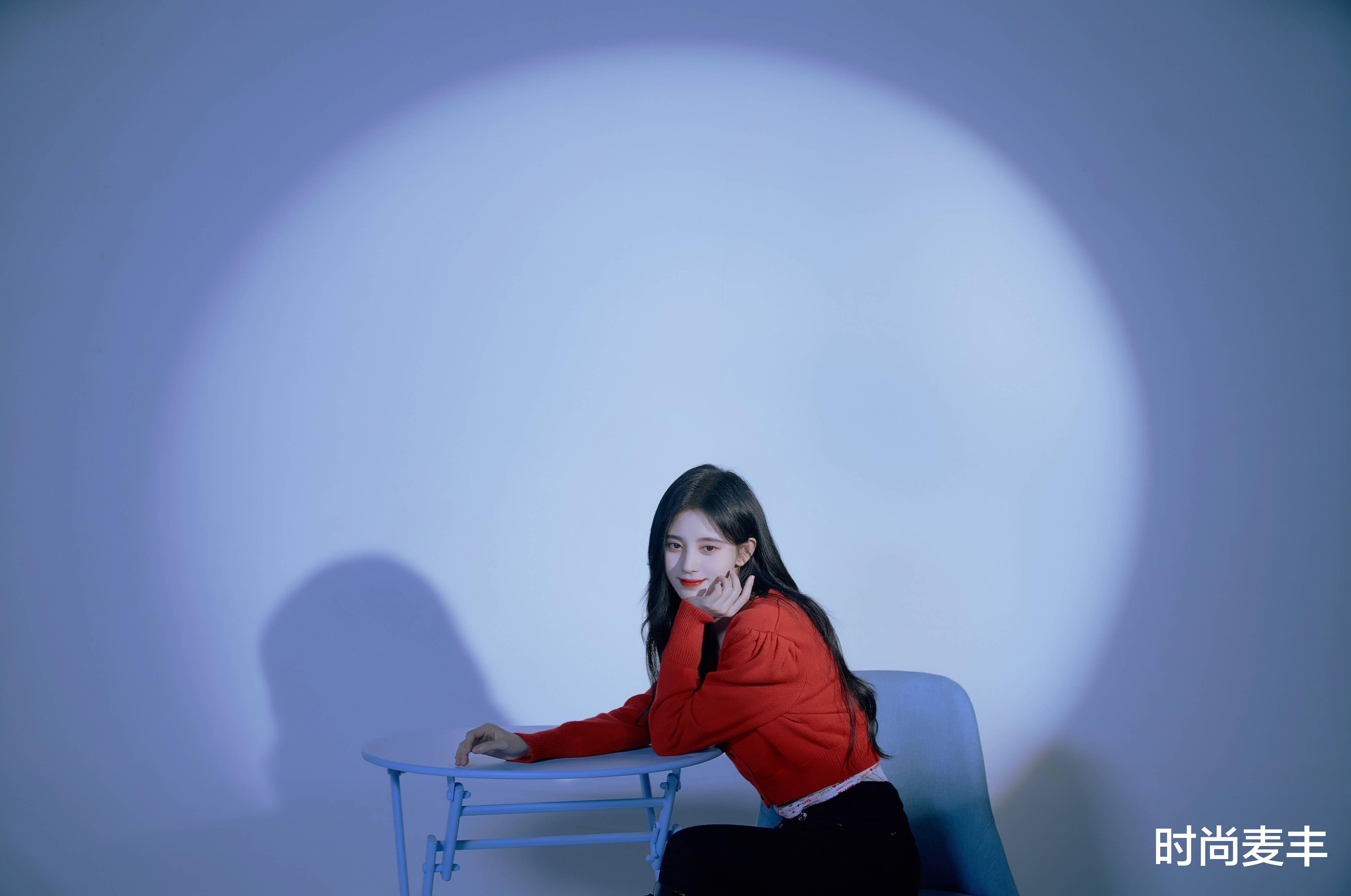 时尚麦丰|鞠婧祎真像油画里走出来的美女，紫色衬衫配针织马甲，五官立体精致