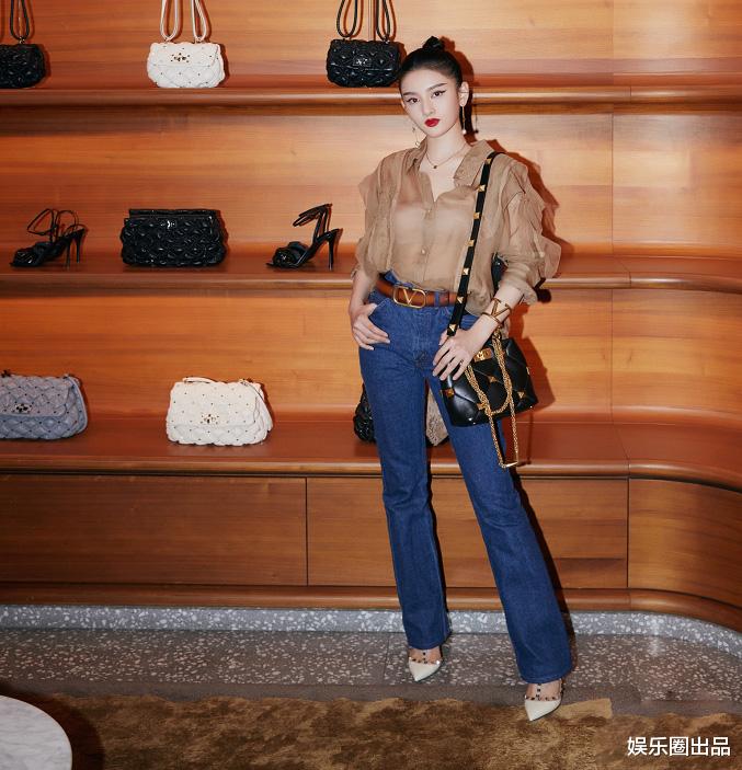 宋祖儿|22岁的宋祖儿出席活动真招摇，上衣薄如蝉翼，内搭衣服若隐若现