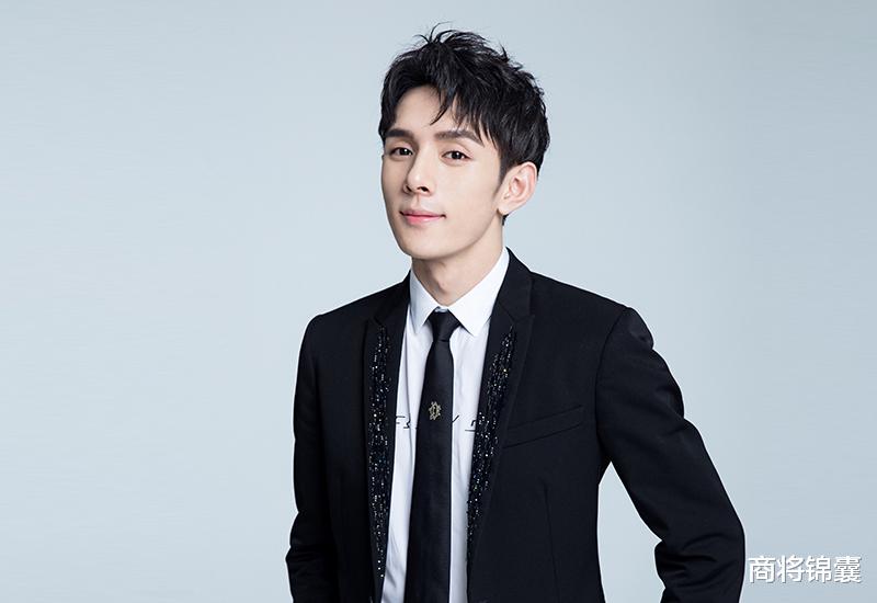 李佳琦 从月薪3千到年入2亿，成为胡歌邻居，他的“偶买噶”有什么魔力？