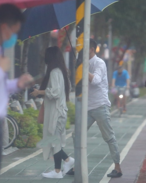 碟中谍7|田馥甄素颜外出健身，身披长外套飘仙气，司机为其撑伞送进健身房