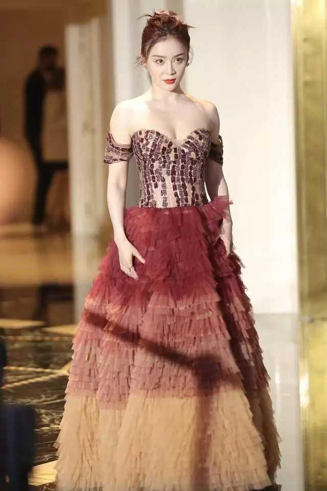 袁姗姗|34岁袁姗姗太会凹造型：小露香肩抹胸出镜，身材好穿衣就是任性