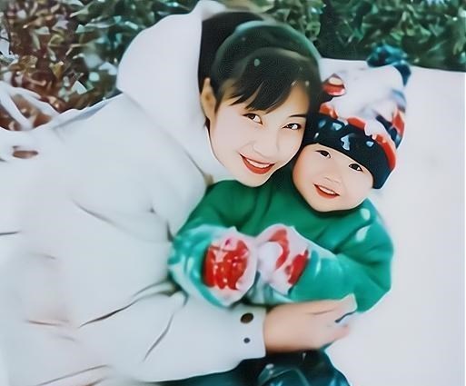 王一博|本以为王一博遗传了妈妈的美貌，看到父亲照片后，网友：太会长了