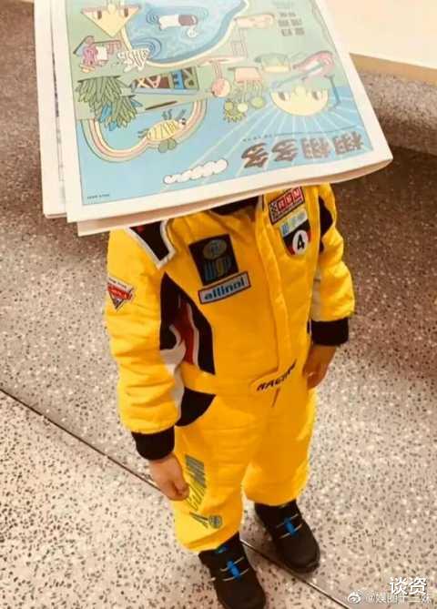 陈妍希|陈妍希带4岁儿子逛书店，小星星穿赛车服好可爱，身高已到妈妈腰部