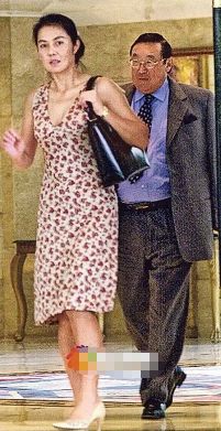 杨紫琼|何莉莉：隐忍43年熬死风流丈夫，独揽70亿家产，秘诀：坚决不离婚