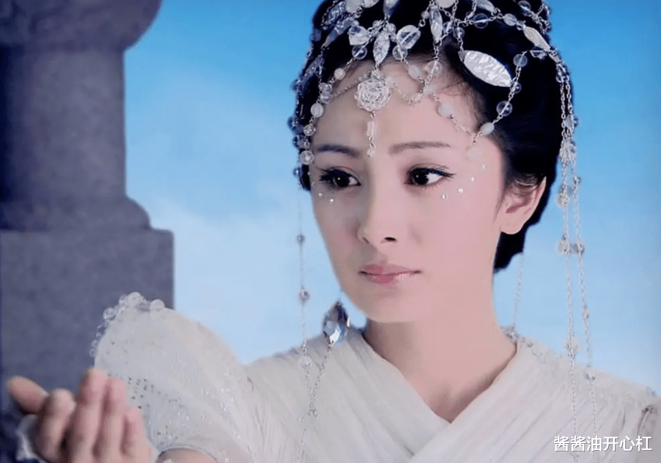 杨幂|杨幂新换厚重齐刘海似非主流，说好的时尚呢？脸型像极了郭襄时期