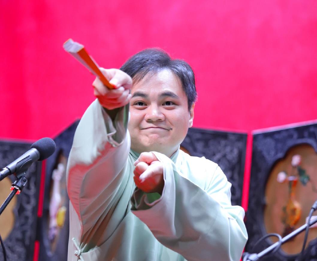 郭德纲|郭德纲调侃龙字科学员首秀，舞台出糗变高光，直言看到就是赚到