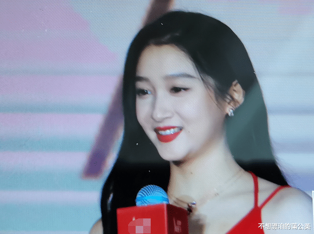 关晓彤|同居传闻过去5天,关晓彤一袭“中国红”长裙亮相发布会,生图又高又壮