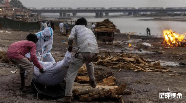 恒河又有2000屍體沖岸，一夥印度警察趕到現場：潑汽油草率焚燒-圖2