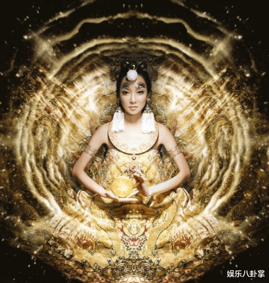 萨顶顶|3次上春晚出尽洋相，和富豪相识90分钟就结婚，今39岁成这样