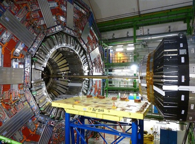 对撞机 杨振宁一再坚决反对中国建设大型的对撞机，理由是：费用大、科学家也不多