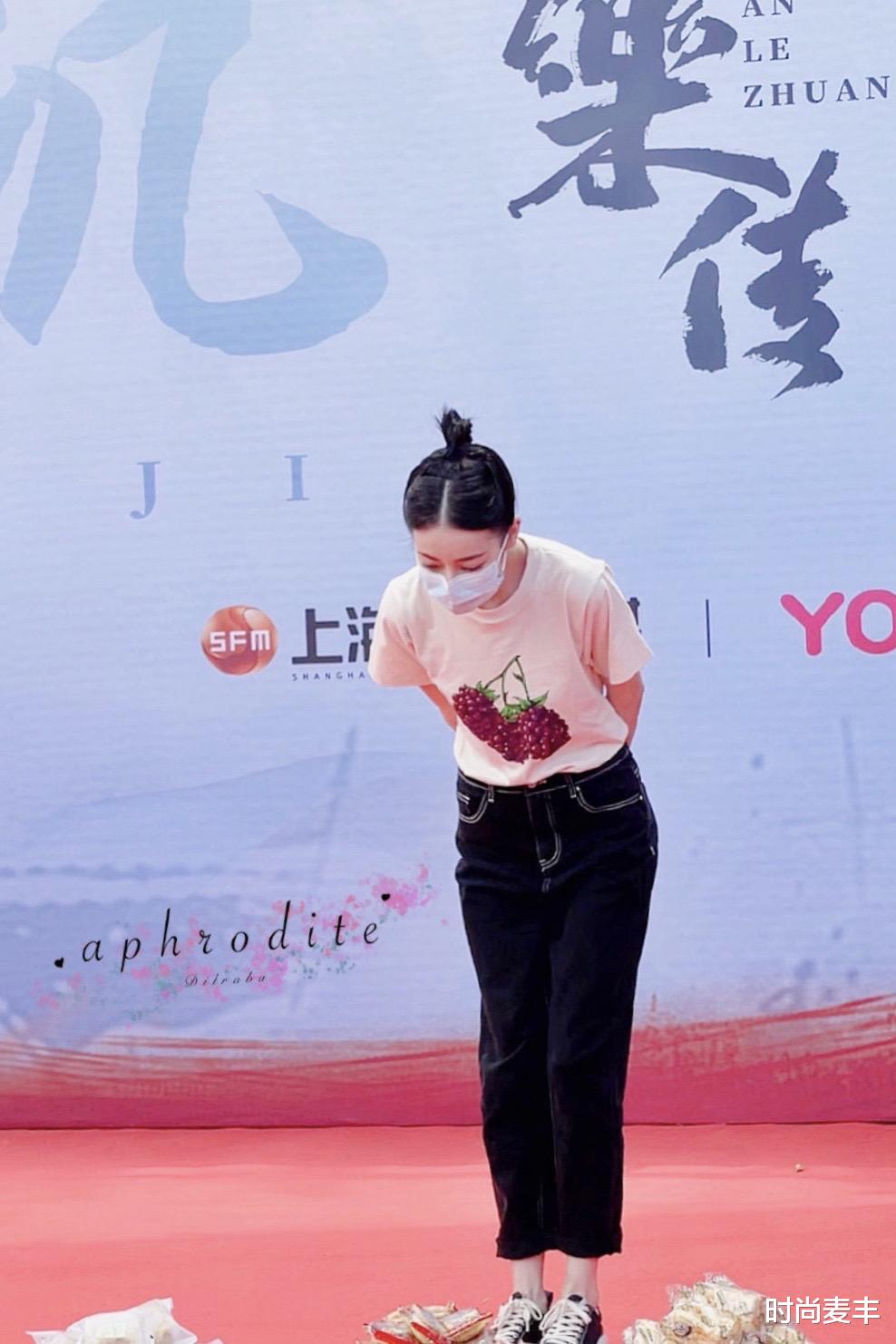 时尚麦丰|迪丽热巴新戏《安乐传》官宣私服，白色T恤搭配黑色牛仔裤，简单干净